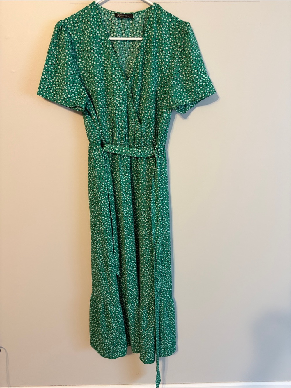 Pretty Garden Green Floral Wrap Maxi Dress with Tie Waist belt. Med. 💯 poly.